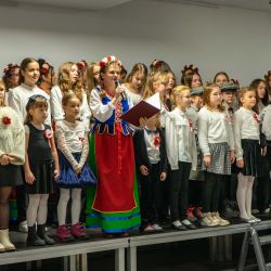 2024-11-11 Widowisko patriotyczne Osieckiej Grupy Teatralnej_ŚDS w Osieku nad Wisłą (1)