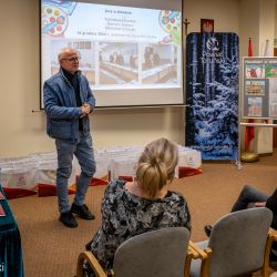 2025-01-14 Finał XVI Konkursu Plastycznego_Mieszkam w ciekawym miejscu (32) Dariusz Subocz juror