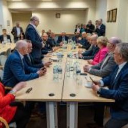 2025-02-25 Spotkanie wojewody z samorząowcami powiatu toruńskiego i ZKiOC (3)