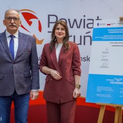 Sygnatariusze umowy partnerskiej projektu "Powiatowi Fachowcy" - reprezentanci powiatu aleksandrowskiego, od lewej: Ryszard...