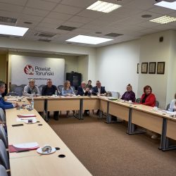 zdjęcie przedstawia obradującą po raz pierwszy Radę Działalności Pożytku Publicznego kadencji 2025-2028
