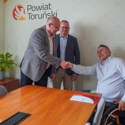 2025-04-30 Podpisanie umowy na remont ZS im. UE w Chełmży (12)