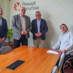 2025-04-30 Podpisanie umowy na remont ZS im. UE w Chełmży (13)