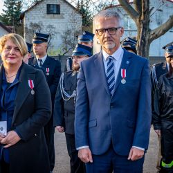 2025-11-15 Przekazanie samochodu gaśniczego OSP Lubicz Dln._medale za zasługi dla Powiatu Toruńskiego (36)