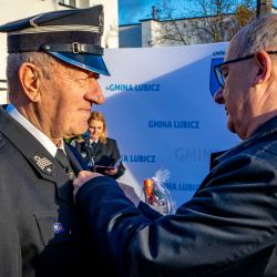 2025-11-15 Przekazanie samochodu gaśniczego OSP Lubicz Dln._medale za zasługi dla Powiatu Toruńskiego (40)