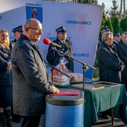2025-11-15 Przekazanie samochodu gaśniczego OSP Lubicz Dln._medale za zasługi dla Powiatu Toruńskiego (55)