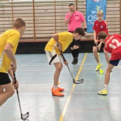 zdjęcie przedstawia zmagania zawodników w unihokeju