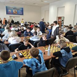 zdjęcie przedstawia zawodników biorących udział w Mistrzostwach Powiatu Toruńskiego w szachy