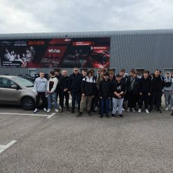uczniowie z ZS CKU w Gronowie na targach Warsaw Motor Show 2025 w Warszawie
