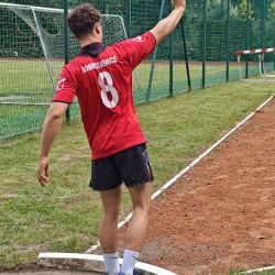 na zdjęciu sportowiec w dyscyplinie pchnięcie kulą