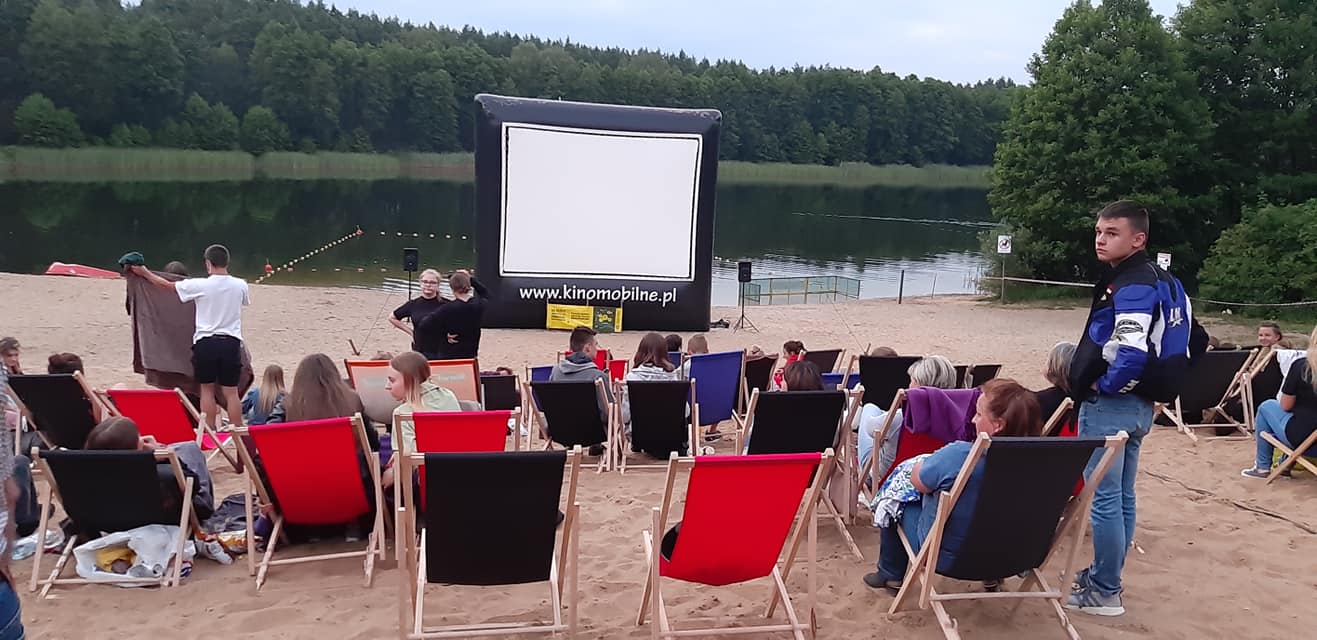 Weekendowe kino na leżakach