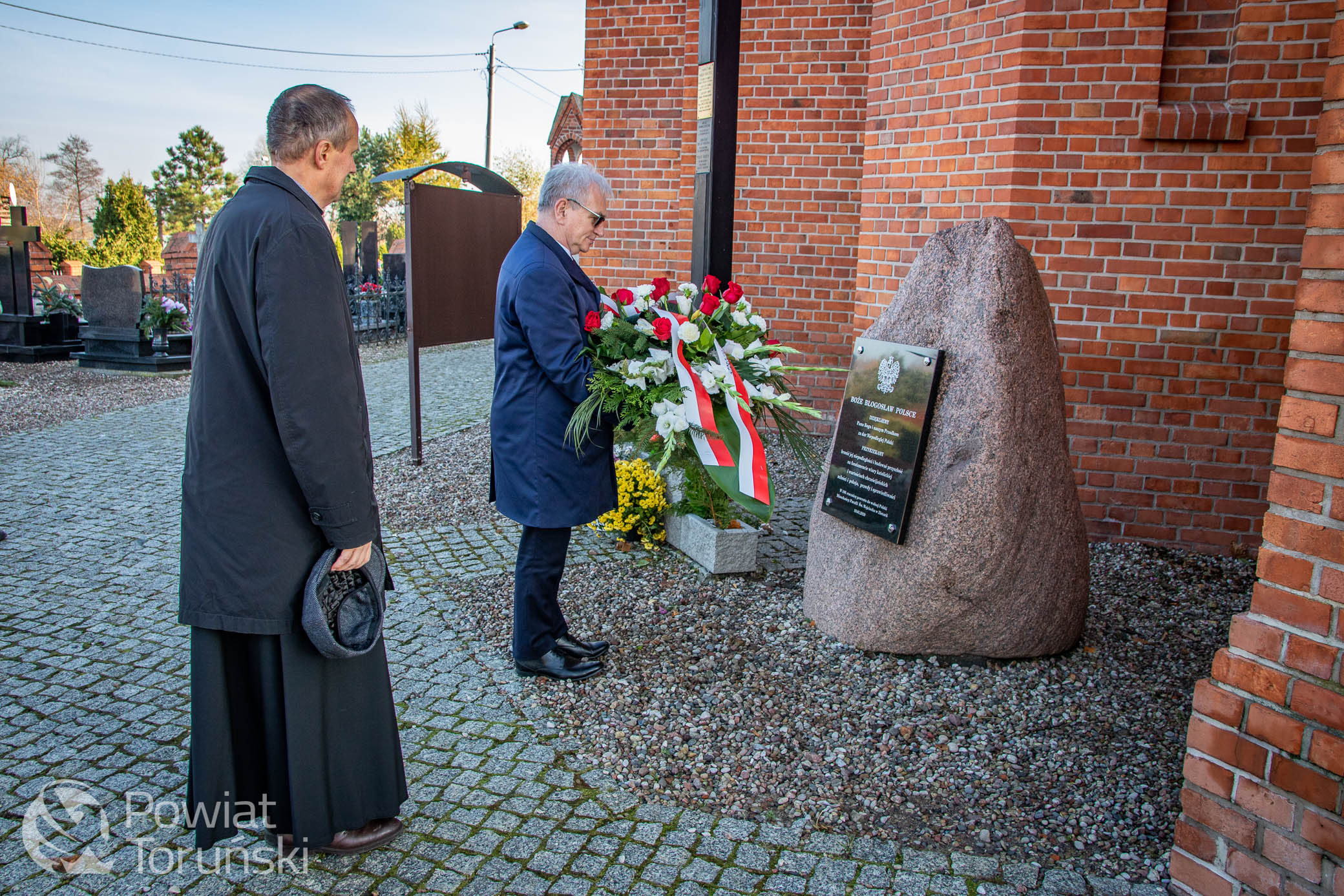 Starosta złożył kwiaty pod obeliskiem w Złotorii