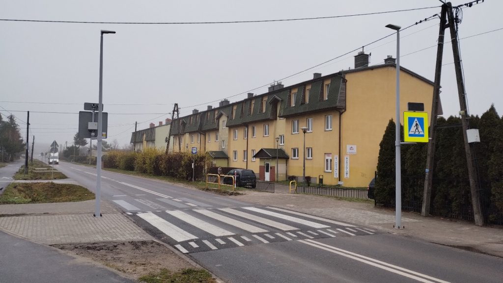 Nowe wyniesione przejście dla pieszych w Lubiczu Dolnym – zwiększenie bezpieczeństwa na ul. Dworcowej