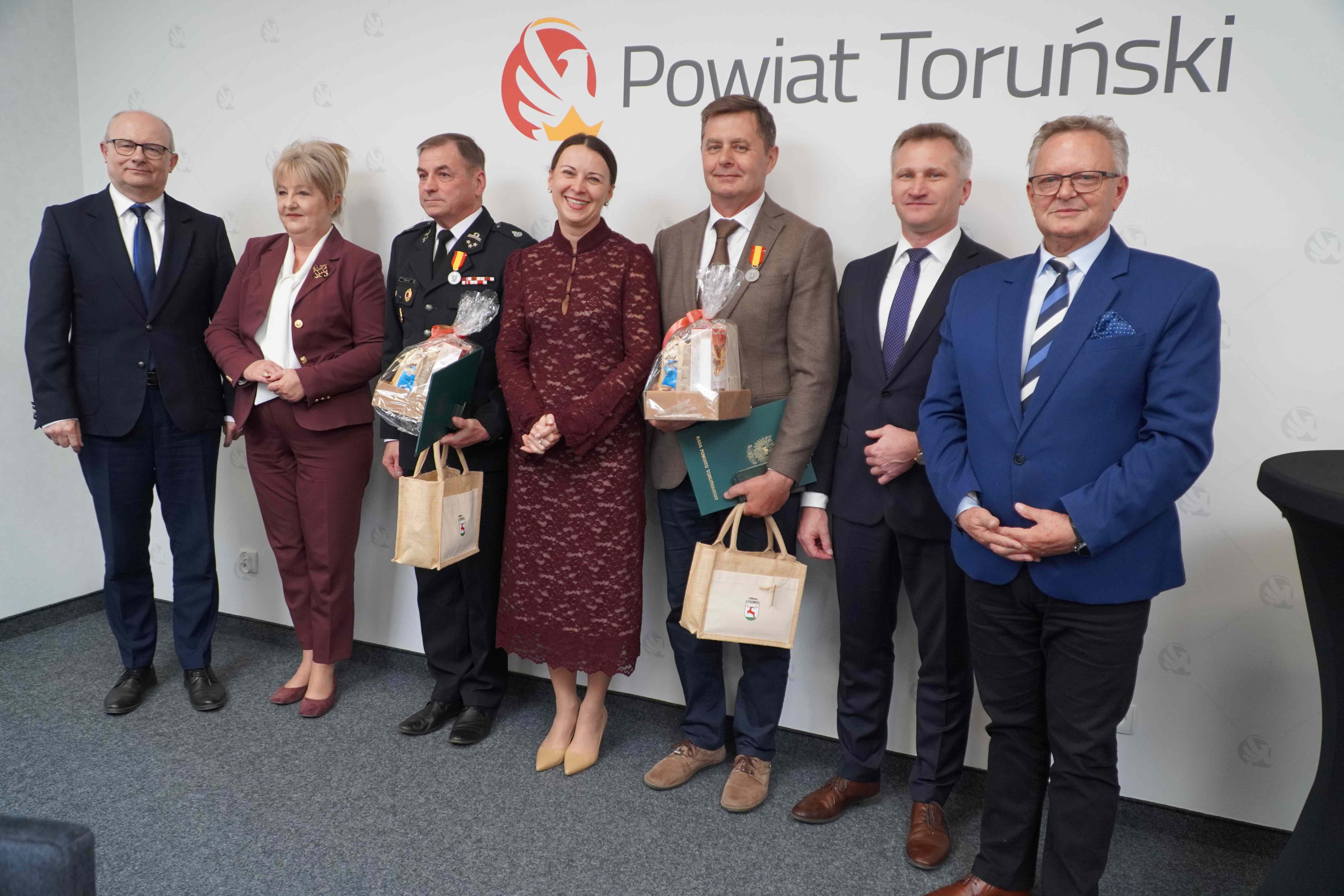 XXIV Sesja Rady Powiatu Toruńskiego. Ważnym momentem było wręczenie Odznak Honorowych.