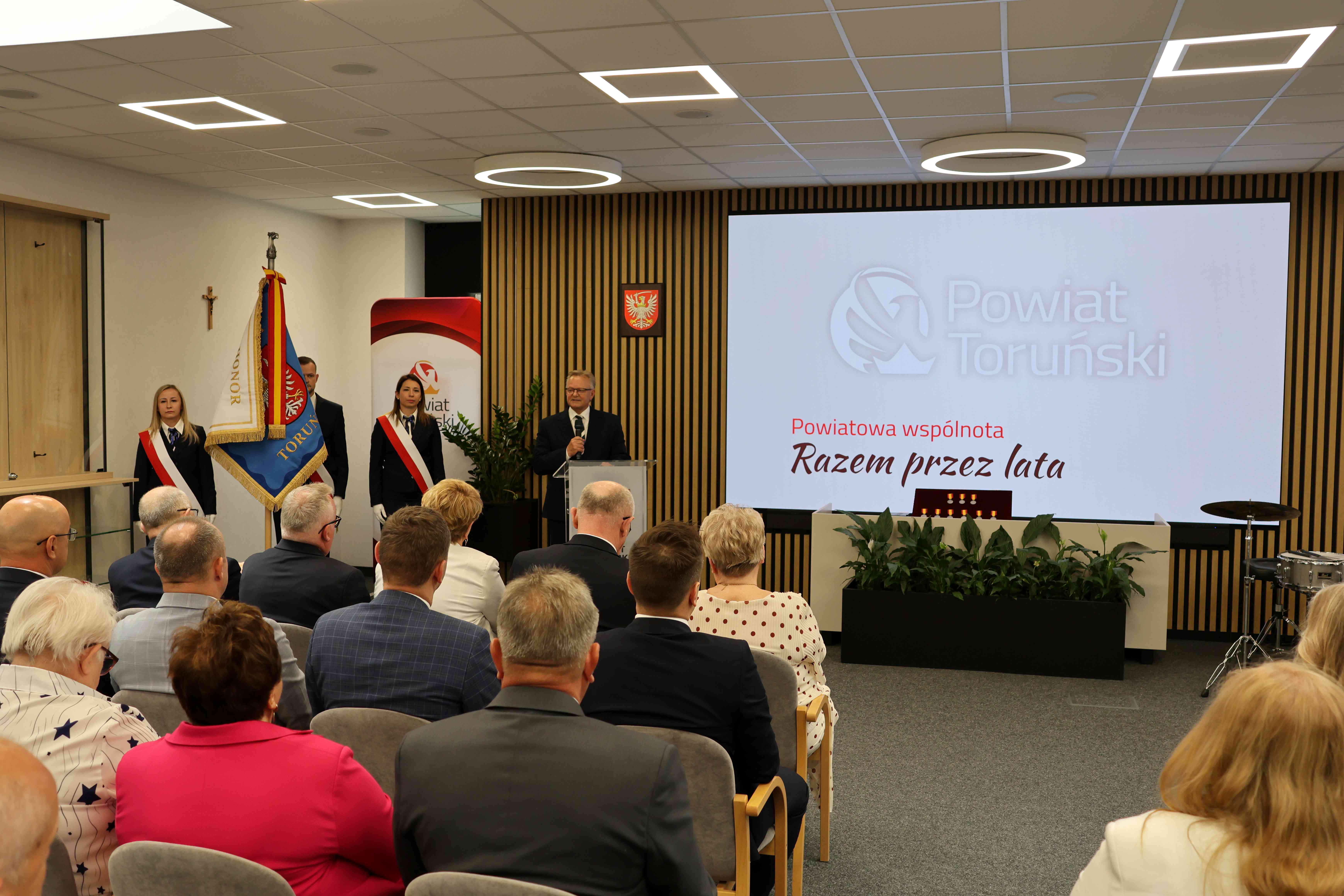 „Powiatowa wspólnota – razem przez lata”. Wyjątkowa uroczystość w Starostwie Powiatowym w Toruniu